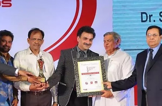 Dr. Sudhir Bhola received the Best Sexologist in India Award from Dr. Yoganand Shastri, Ex-cricketer Chetan Sharma at International Healthcare Awards